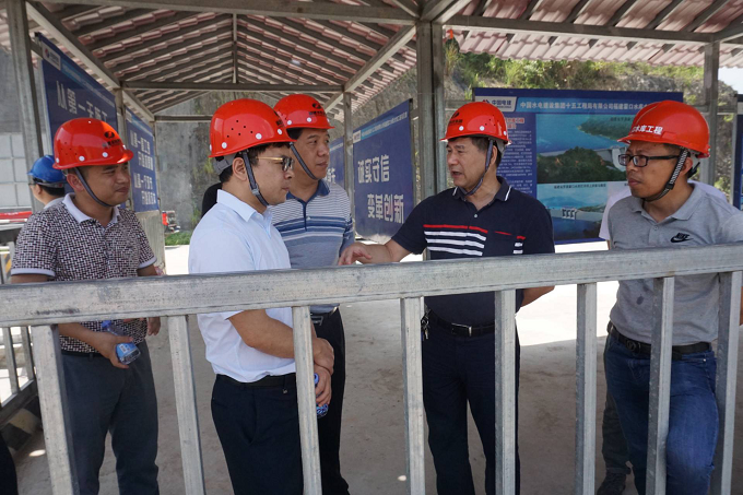 督查组一行查看霍口水库工程施工现场.png